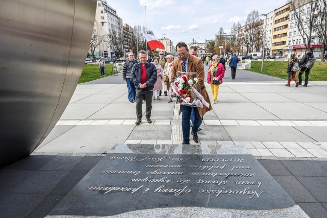 Gdynia. Święto Pracy. Członkowie Nowej Lewicy złożyli kwiaty pod Pomnikiem Polski Morskiej