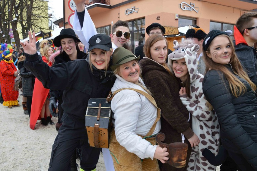 Zakopane. Maturzyści zatańczyli poloneza na Krupówkach [ZDJĘCIA]