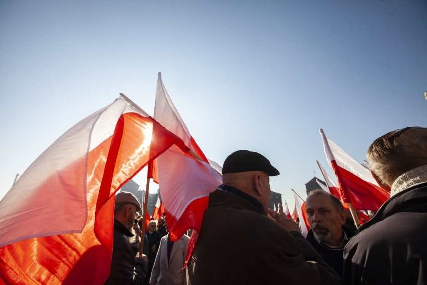 Biało-czerwony marsz i śpiewanie hymnu. Tak Kraków świętował setną rocznicę odzyskania przez Polskę niepodległości [ZDJĘCIA]