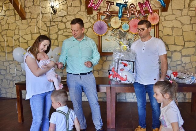 W październiku wójt Kij Tomasz Socha przywitał dziewięcioro najmłodszych mieszkańców gminy.