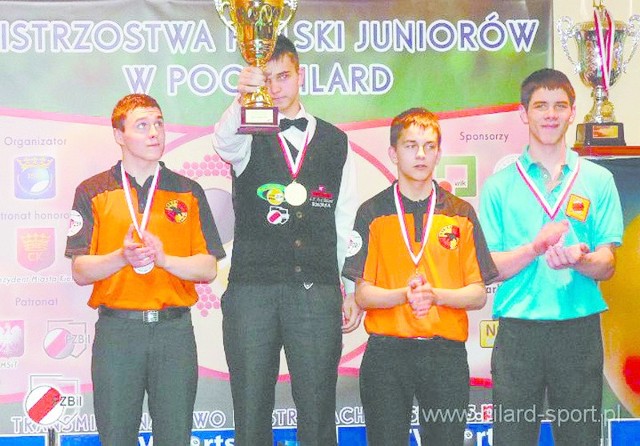 Konrad Piekarski wznosi puchar za zdobycie Mistrzostwa Polski Juniorów