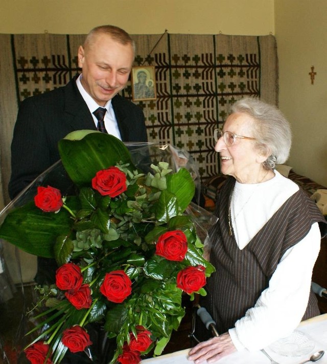 Czcigodna Jubilatka otrzymała od prezydenta Ryszarda Brejzy bukiet pięknych róż