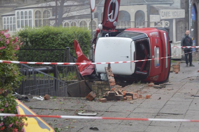 O wypadku w centrum Gorzowa poinformowała nas Czytelniczka Paulina. Nadesłała też zdjęcia z tego zdarzenia. Wydarzył się on około godziny 4 nad ranem na ul. Sikorskiego w Gorzowie.Aktualizacja, godzina 9.40- Do wypadku doszło, gdy kierujący mini cooperem jadąc ul. Sikorskiego wykonał manewr wyprzedzania fiata ducato. Gdy kończył ten manewr stracił panowanie nad pojazdem, zjechał na chodnik, uderzył w słup, a potem w ceglany mostek - mówi Mateusz Sławek z wydziału prasowego Komendy Wojewódzkiej Policji w Gorzowie. Z informacji policji wynika, że do szpitala trafiły dwie osoby. Ich stan jest poważny. - Wyjaśniamy okoliczności wypadku i ustalamy, czy w mini nie podróżowały jeszcze inne osoby - mówi M. Sławek.Z naszych informacji wynika, że w aucie były dwie osoby. 18-letnia dziewczyna 21-letni mężczyzna. Oboje zostali wyjęci z rozbitego auta. W ciężkim stanie zostali przewiezieni do szpitala. Tam natychmiast oboje trafili na blok operacyjny. Lekarze walczą o ich życie.W mini mogła jechać jeszcze trzecia osoba. Na miejscu wypadku znaleziono but. - Jest to sprawdzane - mówi nadkom. Marek Waraksa, naczelnik gorzowskiej drogówki. Możliwe, że osoba wpadła do rzeki w okolicy miejsca wypadku. - Przeszukujemy rzekę - potwierdził nam nadkom. Waraksa. Pierwsze informacjeUl. Sikorskiego to samo centrum Gorzowa. Zazwyczaj ruchliwa, chodnikami chodzi wielu pieszych. Ale na szczęście o 4 nad ranem ruch był mniejszy. To wtedy osobowe auto z dużą prędkością wypadło z drogi, uderzyło w betonowy słup i roztrzaskało się o ceglany murek nad rzeczką Kłodawką. Samochód dosłownie rozpadł się na części, murek przestał istnieć, a solidny, betonowy słup został uszkodzony i nadaje się tylko do wymiany. - Kierowca jechał od strony Szczecina, na pewno z bardzo dużą prędkością, ponieważ części od auta są porozrzucane po całej ulicy, m.in. silnik, koło. Z tego co wiem, to dwie osoby zostały przewiezione do szpitala - pisze Czytelniczka Paulina. Na miejsce przyjechała policja, pogotowie i strażacy. To właśnie policjanci będą ustalać szczegóły wypadku.Zobacz też wideo: Groźny wypadek w Gorzowie Wielkopolskim. Kierowcę i pasażerkę uratowali świadkowiePrzeczytaj też:  Śmiertelny wypadek w Gorzowie. Zginął młody kierowca