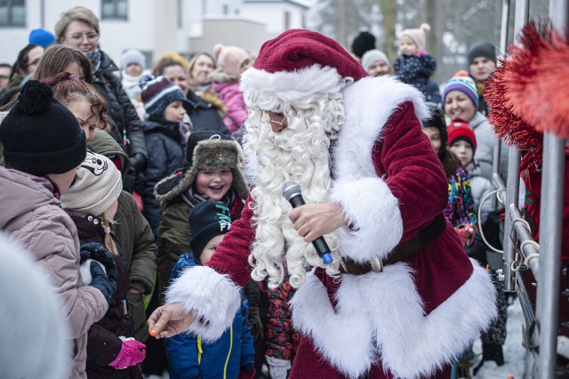 Mikołaj zatrzymał się w kilku miejscach miasta i za każdym razem zapraszał do wspólnej zabawy dzieci oraz ich rodziców.