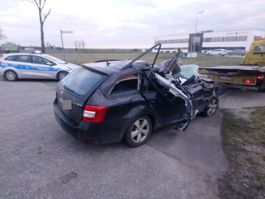 Bardzo groźny wypadek pod Wrocławiem. Z przodu auta niewiele zostało (ZDJĘCIA)