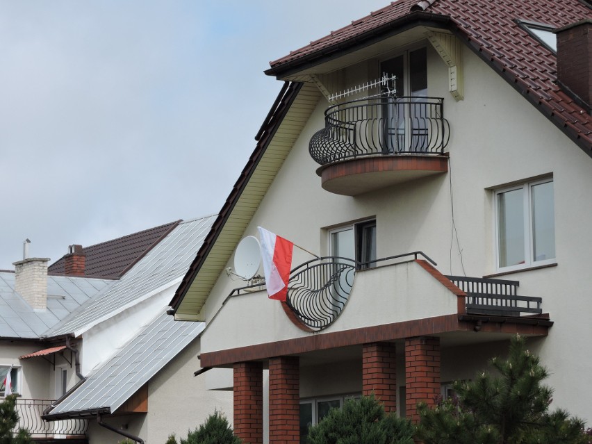 Ostrołęka. Biało-czerwono na domach, balkonach i ulicach, 2.05.2020. Obejrzyj zdjęcia, może odnajdziesz swoją flagę?