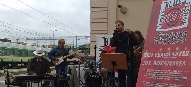 Suwalski Corner Band na peronie promował Suwałki Blues Festival