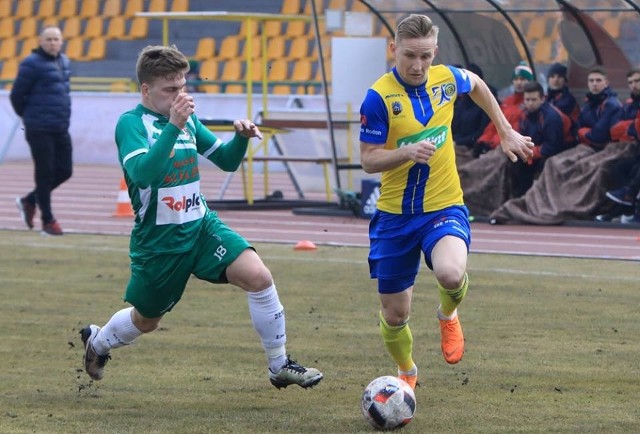 Mateusz Stąporski (z prawej) strzelił pierwszego gola dla Elany