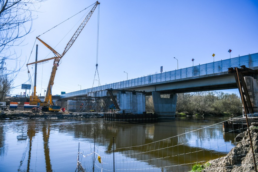 Poznań: Budowa mostu Lecha trwa nawet w nocy. W styczniu przyszłego roku pojadą po nim samochody [ZDJĘCIA]