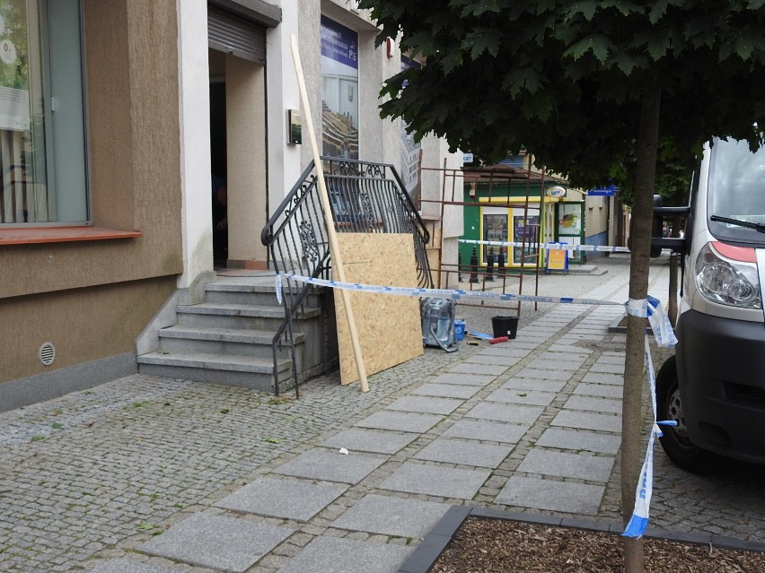 Senatroskie biuro w Łomży zniszczone. Komorowski: To nie jest dobra wiadomość generalnie dla Polski [zdjęcia]