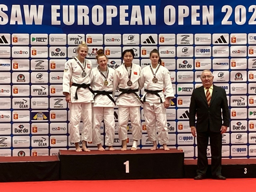 Eliza Wróblewska (z lewej) na podium zawodów Pucharu Świata,...