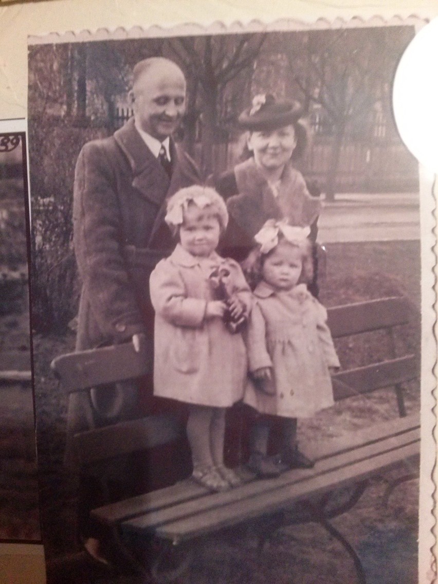 Helena i Teofil Burakowscy z córkami Bogumiłą i Grażyną.