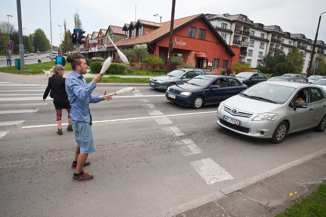 Na skrzyżowania ulicy Garncarskiej i Wiejskiej żonglowało dwóch młodych mężczyzn, zbierając w ten sposób pieniądze.