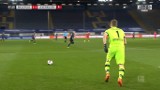 Kuriozalny samobój w Bundeslidze! Bramkarz wkopał piłkę do własnej bramki [WIDEO]