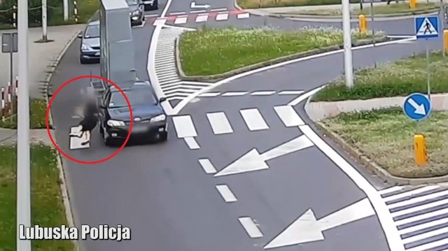 W Zielonej Górze doszło do dwóch poważnych zdarzeń z udziałem rowerzysty i pieszej. Obydwa miały miejsce na ulicy Wyszyńskiego w rejonie skrzyżowania z ulicą Wiśniową. Zostały nagrane przez kamery monitoringu.  W czwartek, 22 lipca, około południa, kierujący osobowym nissanem potrącił na przejściu dla pieszych 15-latkę. 70-letni kierowca tłumaczył policjantom, że wcześniej zatrzymał się przed przejściem, gdzie przepuścił pieszych, następnie ruszył, ale na kolejnym przejściu nie zauważył pieszej. Dziewczynka przechodząca przez jezdnię widząc, że samochód się nie zatrzymuje, próbowała uciekać, ale niestety nie zdążyła. Na szczęście prędkość pojazdu była niewielka i 15-latka nie odniosła poważniejszych obrażeń, chociaż po samym zdarzeniu została zabrana do szpitala na badania.Dzień później, na tym samym skrzyżowania doszło do poważniejszego zdarzenia – wypadku drogowego z udziałem rowerzysty. Kierująca skodą fabią 31-latka jadąc lewym pasem jezdni w kierunku ulicy Łużyckiej, ominęła pojazd, który zatrzymał się na prawym pasie, aby przepuścić rowerzystę. Doszło do potrącenia 68-letniego mężczyzny. Mężczyzna, upadając, uderzył głową o asfalt, a po badaniach okazało się, że doszło do poważnego urazu głowy. Zdarzenie zakwalifikowano jako wypadek. Także to potrącenie zarejestrowały kamery monitoringu miejskiego. Piesi i rowerzyści są na przegranej pozycji w przypadku potrącenia przez samochód. Dlatego zawsze powinni się upewnić, że mogą bezpiecznie przejść czy przejechać na drugą stronę.