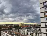Burza we Wrocławiu. Kłęby czarnych chmur nad miastem. Zobaczcie burzowe zdjęcia naszych Czytelników 