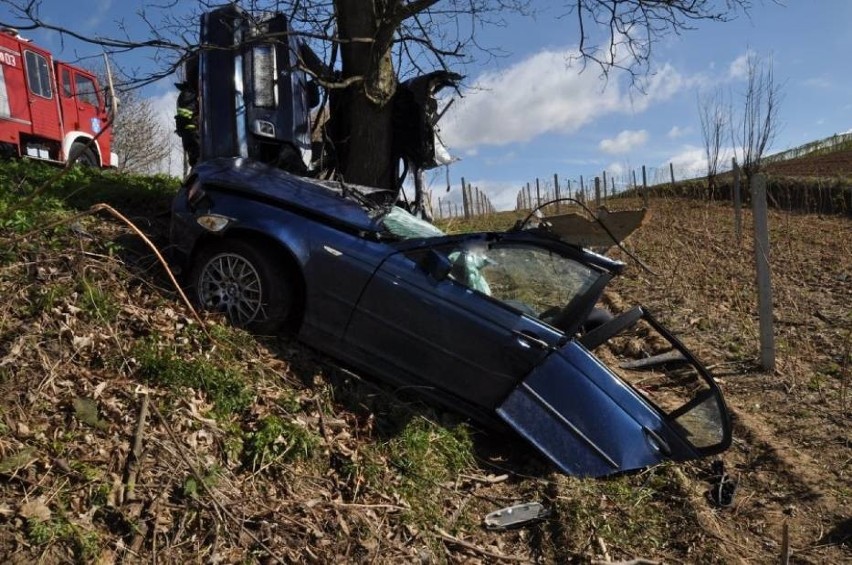 Śmiertelny wypadek w Kozarowie. Nie żyje kierowca BMW