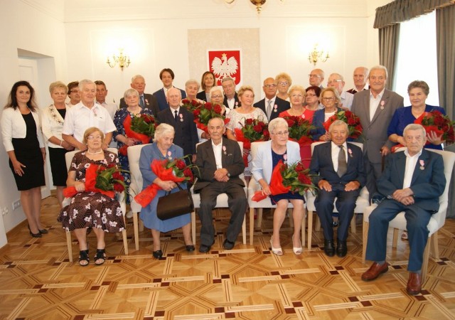 Medale za „Długoletnie Pożycie Małżeńskie”, nadane przez prezydenta Rzeczpospolitej Polskiej Andrzeja Dudę, otrzymało trzynaście par małżeńskich z gminy Kozienice.