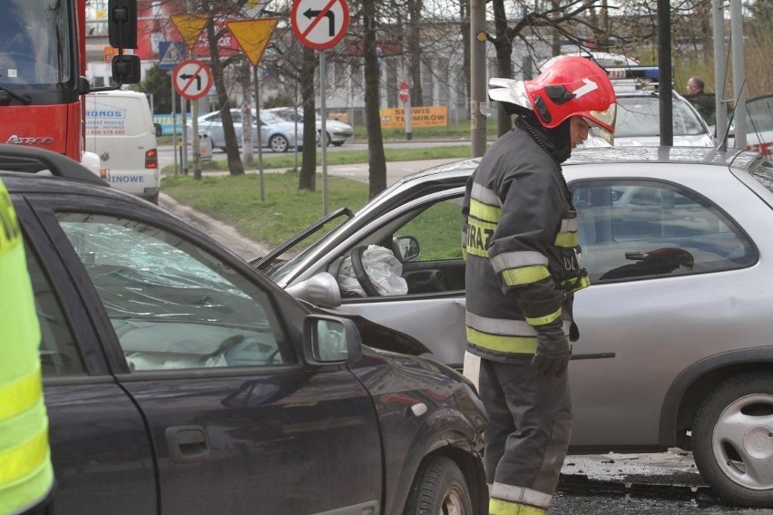 Wrocław: Poważny wypadek obok TGG. Są ranni [ZDJĘCIA]