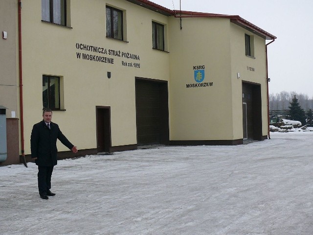 Wójt Andrzej Walasek pokazuje plac parkingowy przy remizie w Moskorzewie, który zostanie przebudowany.