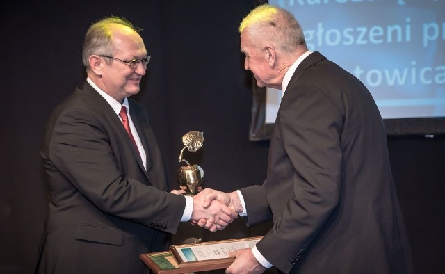 Jan Marcin Popiel odbiera nagrodę podczas uroczystej gali w Warszawie.