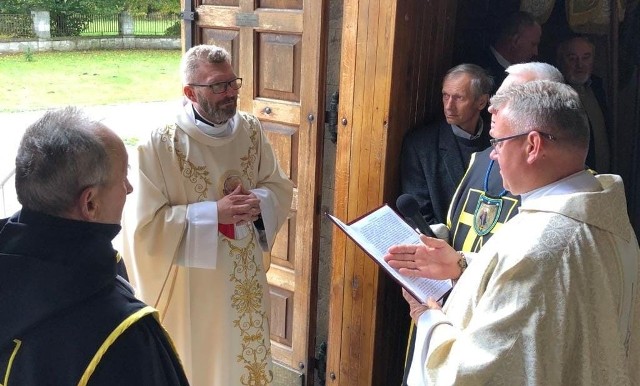 Uroczyste wprowadzenie nowego księdza proboszcza Tomasza Baranowskiego dokonał dziekan dekanatu kazimierskiego - ksiądz Sławomir Sarek.