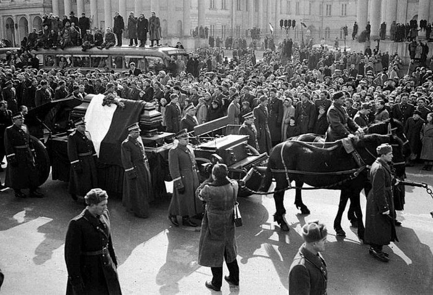 Kondukt pogrzebowy na placu Dzierżyńskiego w Warszawie