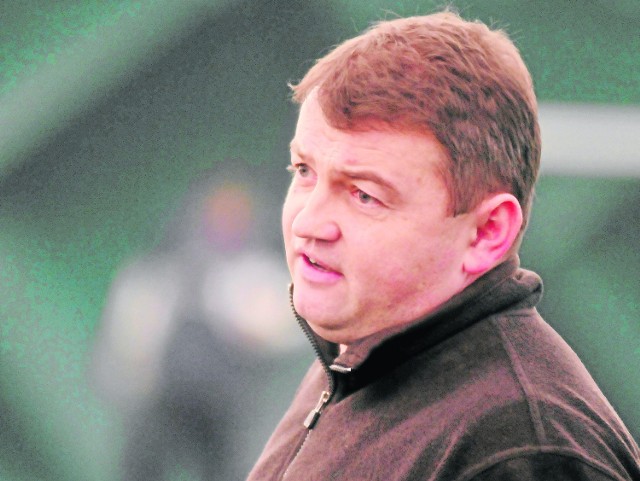 Trener Mirosław Hajdo dobrze zna krakowską i małopolską piłkę. Dał się poznać jako specjalista od ratowania zespołów przed spadkiem. W 2002 roku obronił dla ekipy Cracovii miejsce w III lidze.