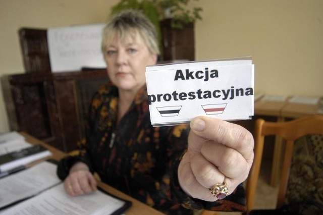 Krystyna Ciemniak pokazuje plakietkę, jaką od piątku noszą opolskie pielęgniarki.