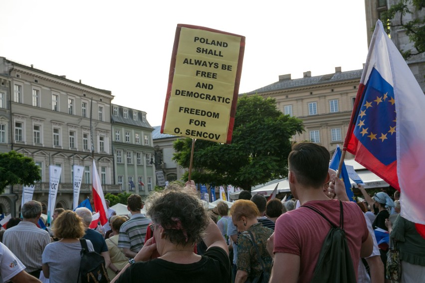 Na krakowskim Rynku znów zapłonęło światełko dla sądów [ZDJĘCIA]