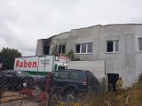 Pożar opuszczonej hali w Łapach. Na miejscu z żywiołem walczyły 4 zastępy jednostek ochrony przeciwpożarowej (ZDJĘCIA)