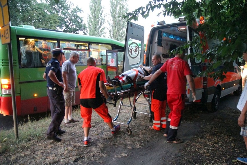 Autobus gwałtownie zahamował przed dzieckiem na rowerze. Pasażerka w szpitalu (ZDJĘCIA)