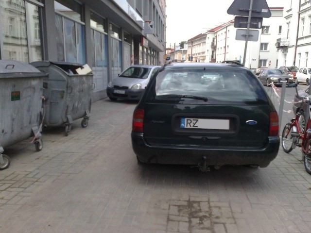 W taki sposób samochody parkuje się w centrum Rzeszowa.