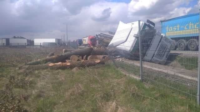 Samochód ciężarowy z towarem ważącym 25 ton wpadł do rowu.