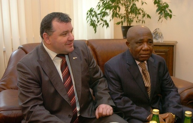 Philippe Elife Bombo, charge d'affaires ambasady Demokratycznej Republiki Konga w Polsce i Andzrej Czajka, prezes ZTS Gamrat SA