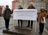Manifestacja pod pręgierzem: "Andrzej Duda jest kłamcą i krzywoprzysięzcą"