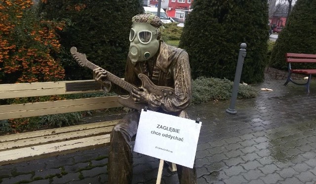 Zagłębiowski Alarm Smogowy przed rokiem ubrał w maski pomniki w Zagłębiu