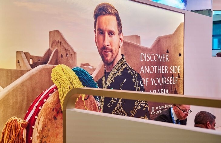 Wizerunek Leo Messiego na posterze reklamującym wycieczki do...