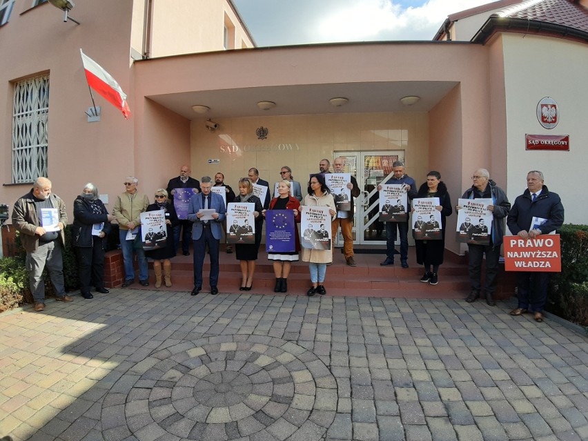 Ostrołęka. Protest sędziów przed Sądem Okręgowym. Ryszard Warda odczytał uchwałę Stowarzyszenia Sędziów „Iustitia”. 21.09.2021. Zdjęcia