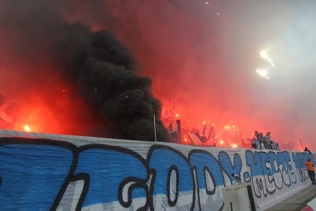 Mecz, w którym Lech Poznań rozgromił Legię Warszawa 3:0, obserwowało na stadionie przy ulicy Bułgarskiej 36 829 kibiców. Zobacz zdjęcia z trybun i odnajdź się na fotografiach. Przejdź do kolejnego zdjęcia --->