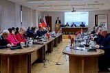 Powiat oświęcimski ma budżet na 2024 rok. Planowany deficyt ma wynieść ponad 12 mln zł. Na drogi jest 34 mln zł