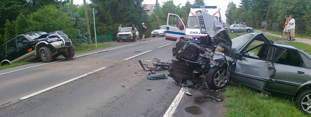 Terenowy kia i osobowe audi czołowo zderzyły się na ul. Sikorskiego w Rzeszowie. Siła uderzenia była tak duża, że auta wylądowały w rowach po obu stronach drogi.