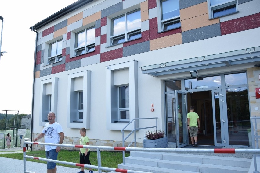 Żłobek, przedszkole i szkoła - w Modlniczce otwarto trzy nowe obiekty oświatowe 