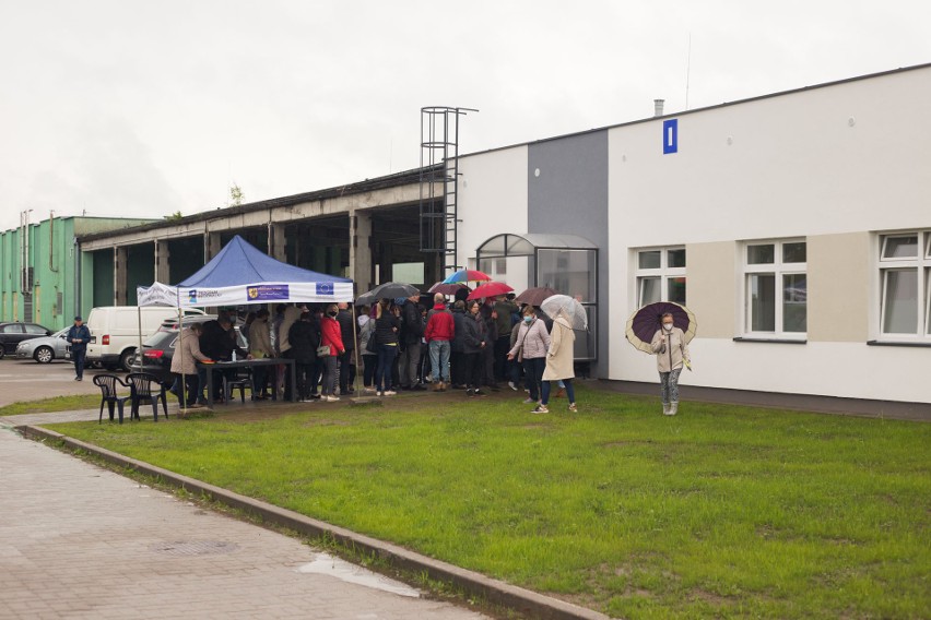 W deszczu czekali na szczepienia w słupskim szpitalu....