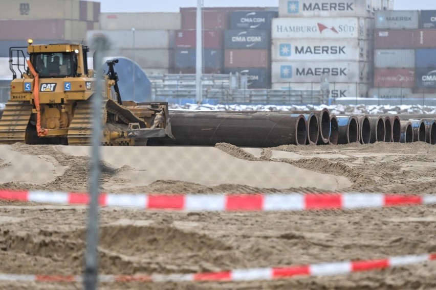 Prace czerpalne i palowanie na budowie nabrzeża T3 w Baltic Hub [Film]