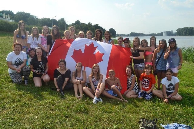 Uczestnicy zlotu z kanadyjską flagą symbolizującą kraj pochodzenia ich idola
