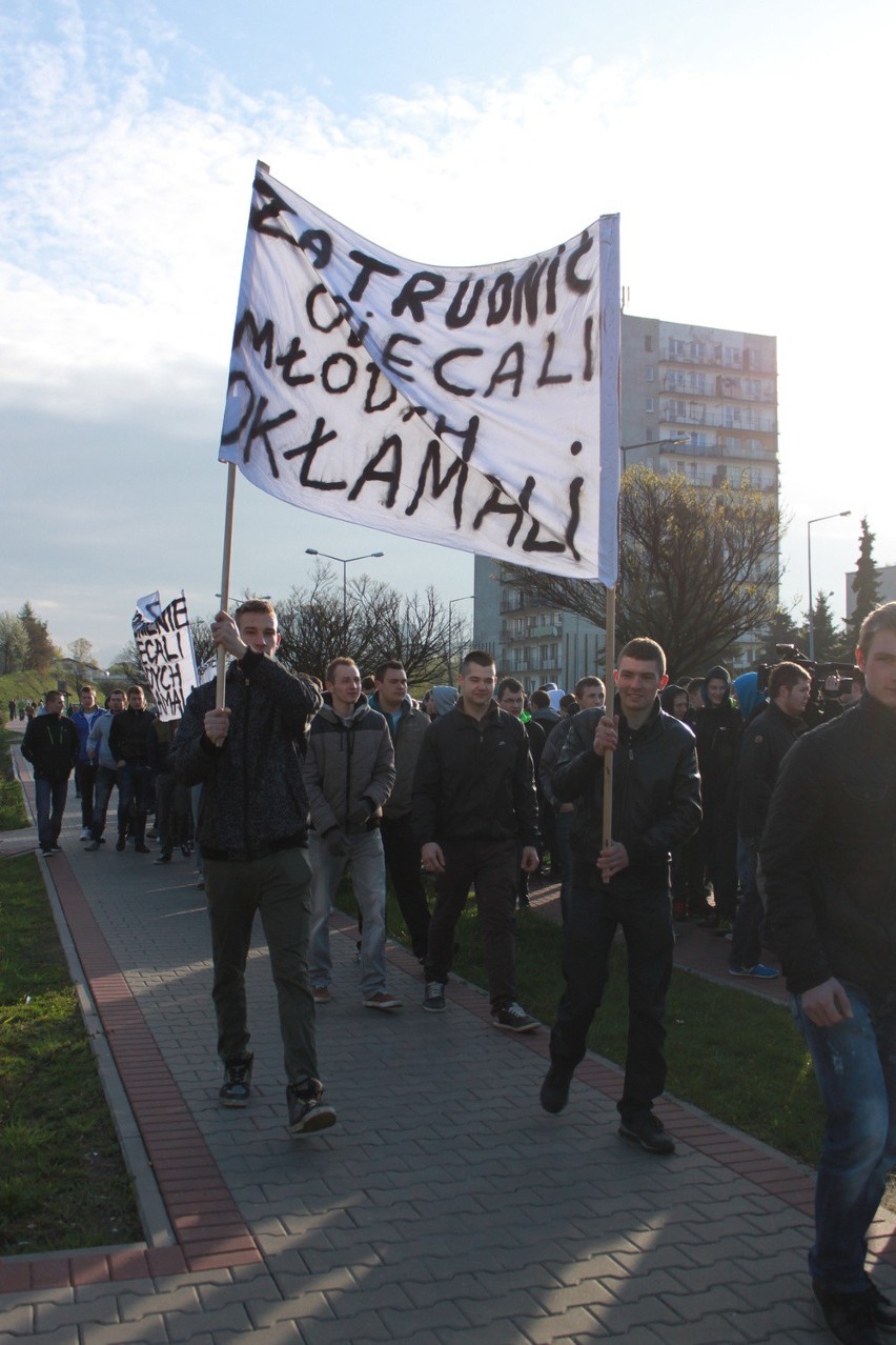 Absolwenci klas górniczych pikietowali przed siedzibą JSW.