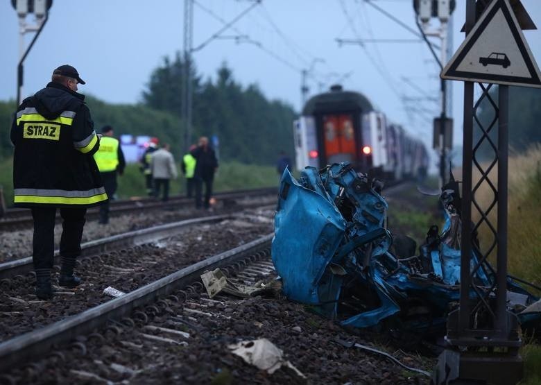 Wypadek na przejeździe kolejowym pod Piotrkowem. Pociąg uderzył w tira