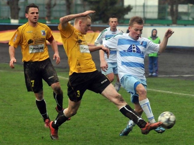 Tomasovia (żółte koszulki) dzięki zwycięstwu w Krośnie wyprzedzi Karpaty w ligowej tabeli.