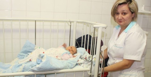 Pielęgniarka Renata Buchta opiekuje się malutką Agatką.